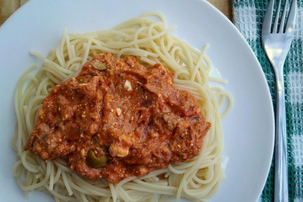 Spaghetti z sosem śródziemnomorskim