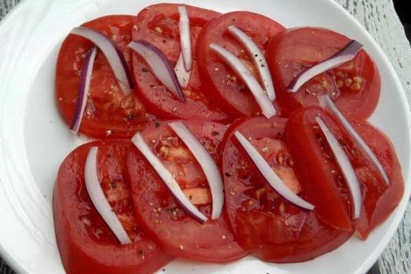Sałatka z pomidorów i czerwonej cebuli