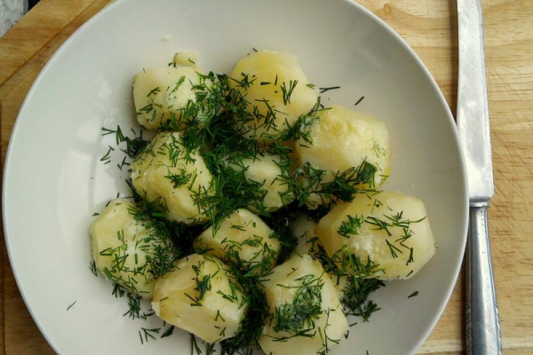 Młode ziemniaki z masłem i koperkiem