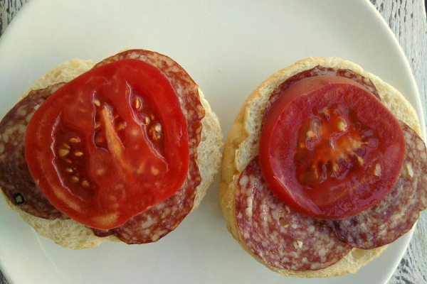 Kanapka z salami i pomidorem