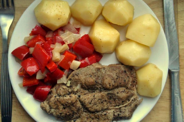 Karkówka duszona z papryką, cebulą i ziemniakami