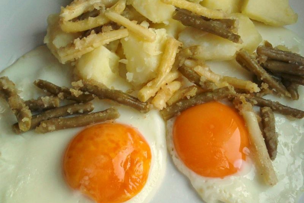 Jajka sadzone z ziemniakami i fasolką szparagową