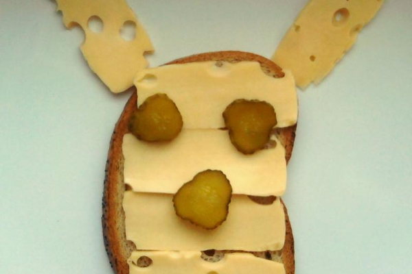 Kanapka z serem i ogórkiem kiszonym