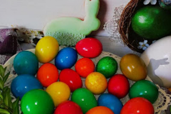 Nasze malowane jajka oraz stroik wielkanocny.