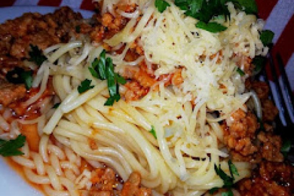 Spaghetti ze swojskim sosem.