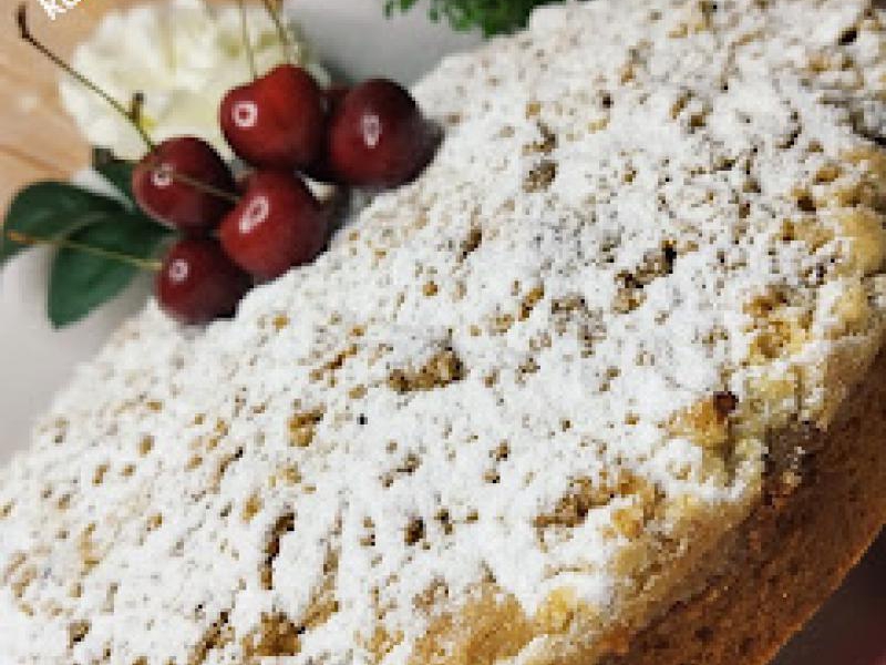 Ciasto drożdżowe łyżką mieszane z czereśniami i kruszonką