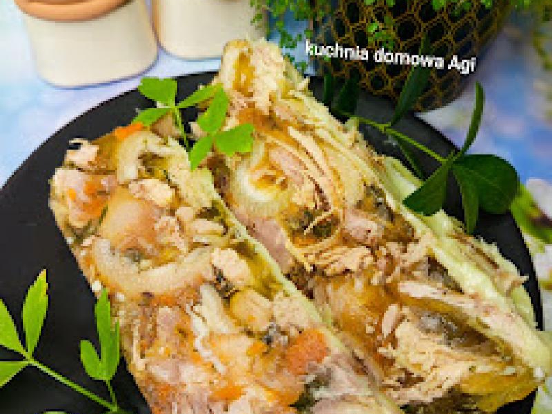 Galareta wieprzowa z nóg wieprzowych i żeberek pieczeniowych