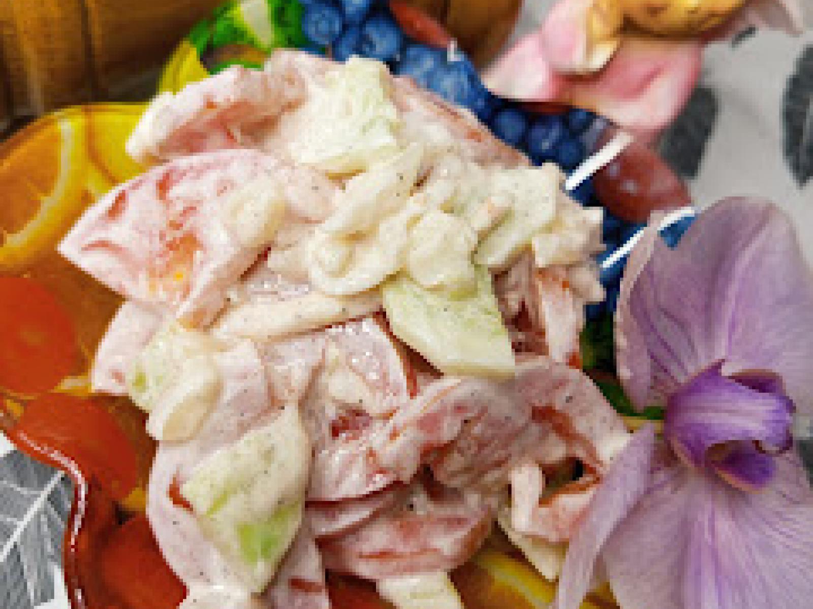 Surówka z cebuli, ogórka gruntowego i pomidorów w śmietanie