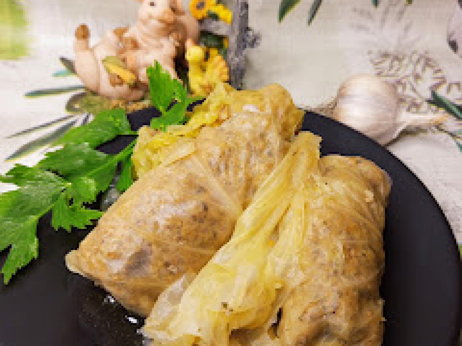 Gołąbki z kaszą jęczmienną i mięsem z łopatki wieprzowej