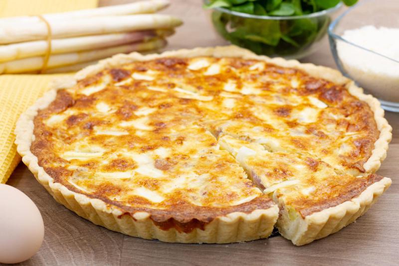 Tarta z białymi szparagami i prosciutto
