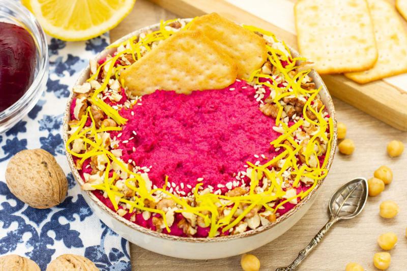Hummus z burakiem ćwikłowym