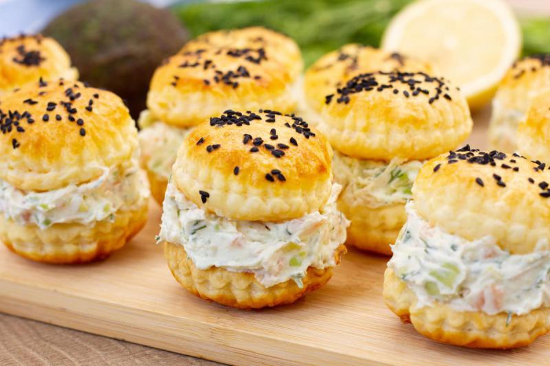 Mini bułeczki z ciasta francuskiego z łososiem
