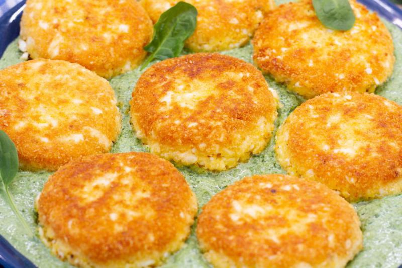 Kotlety jajeczne z fetą w sosie szpinakowym