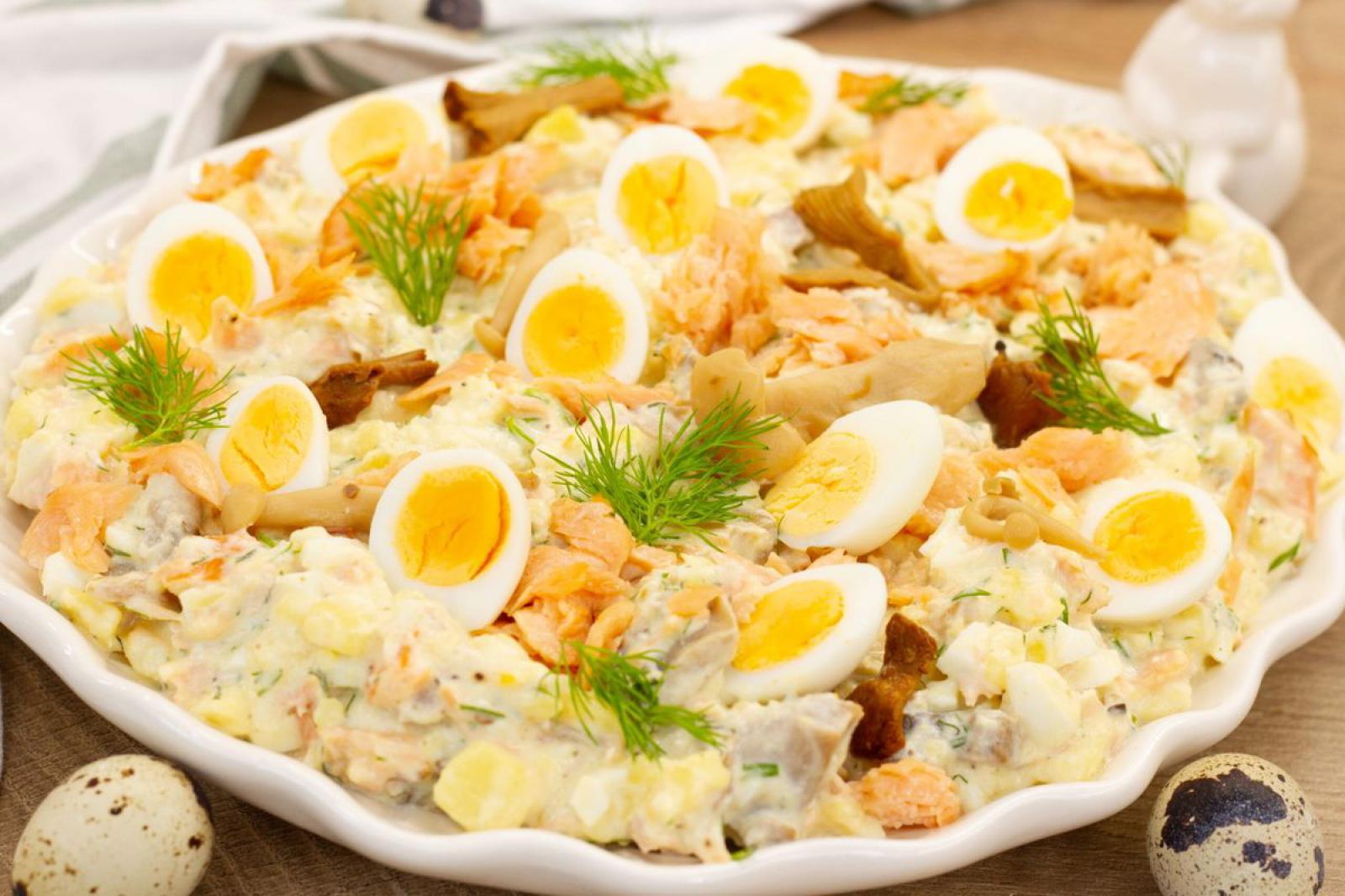 Sałatka z wędzonym pstrągiem