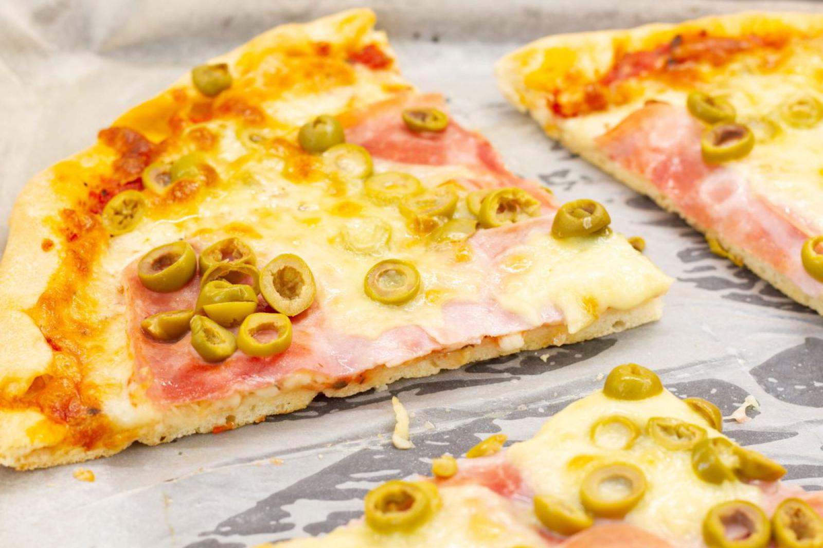 Pizza na cienkim spodzie z szynką i oliwkami