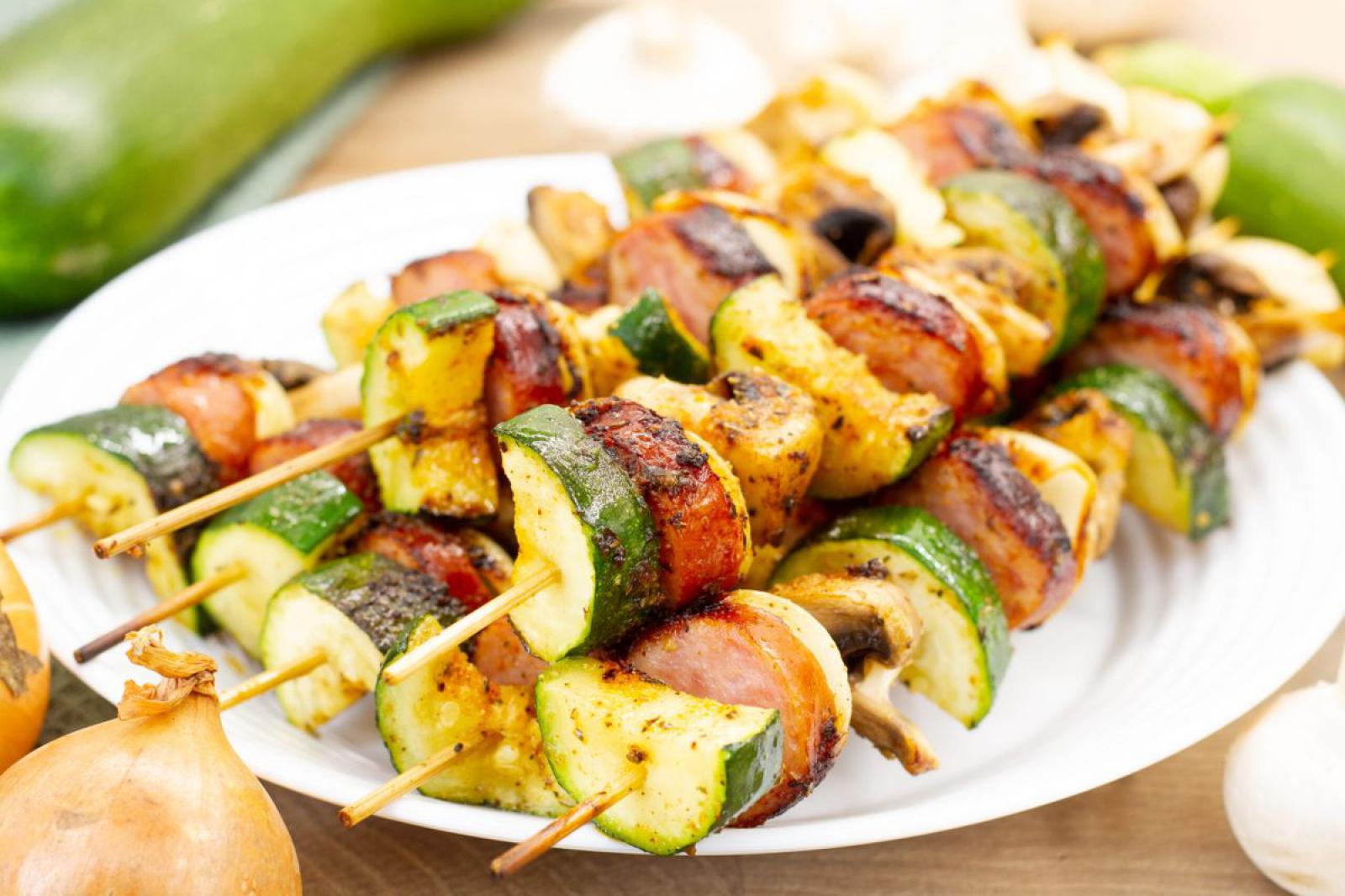 Szaszłyki z kiełbasą i warzywami