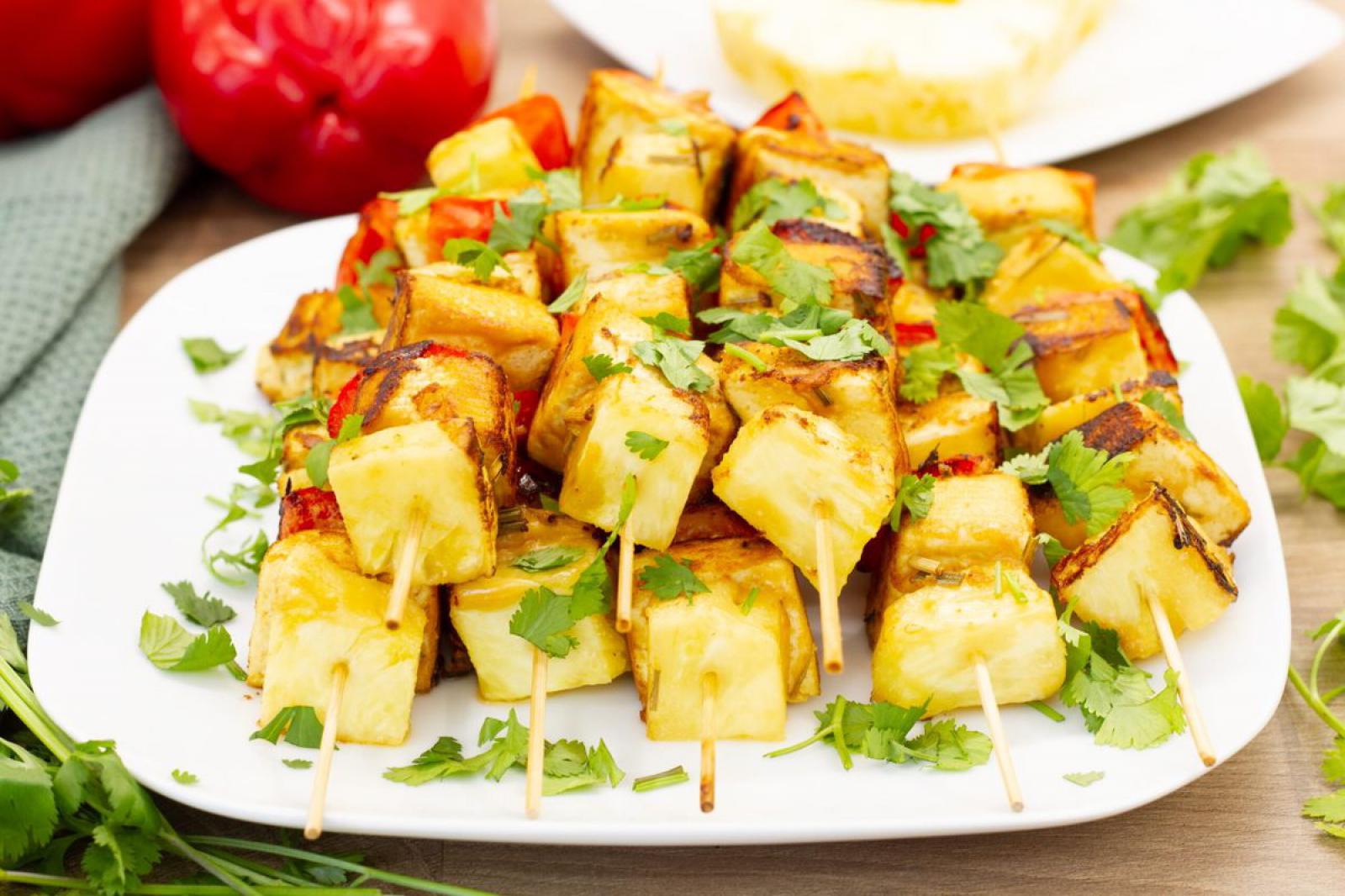 Szaszłyki z tofu, ananasa i papryki