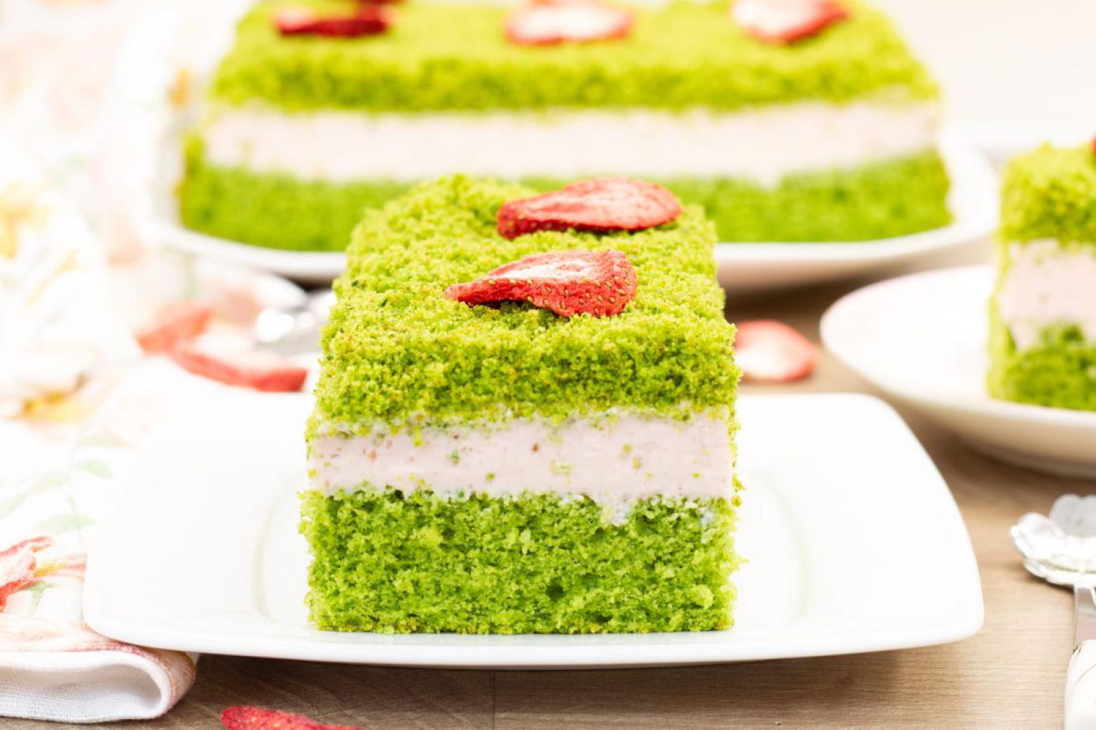 Ciasto szpinakowe z musem truskawkowym