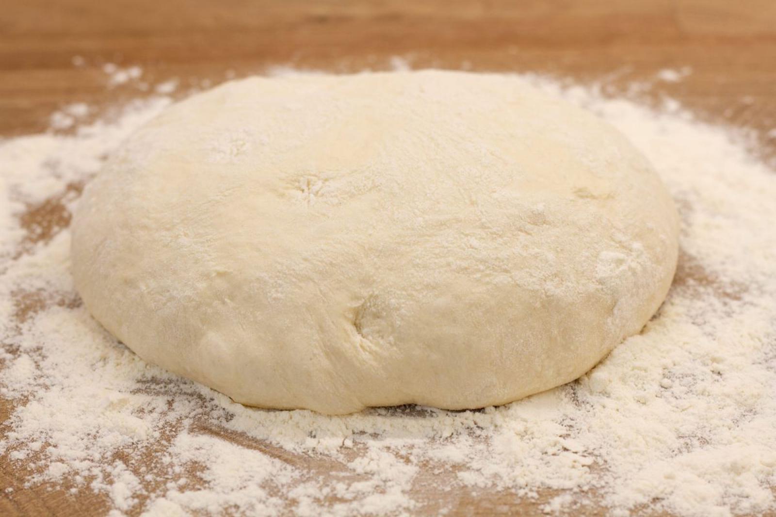 Ciasto na pizzę łyżką mieszane