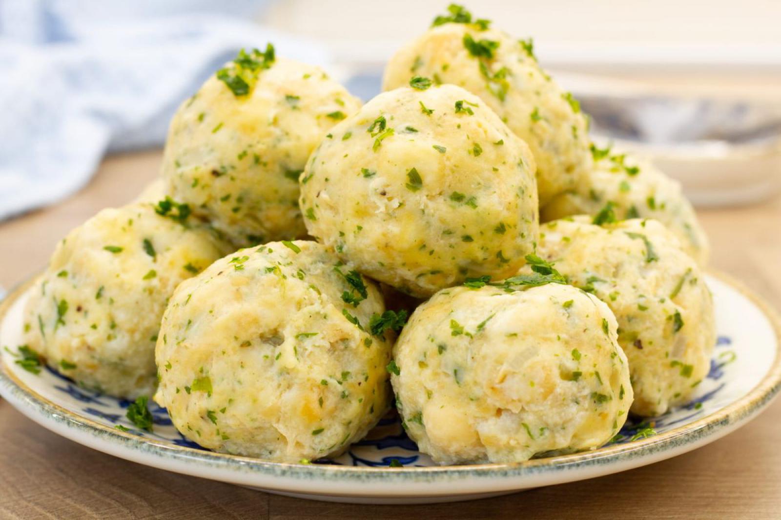 Semmelknödel – bawarskie knedle z bułki