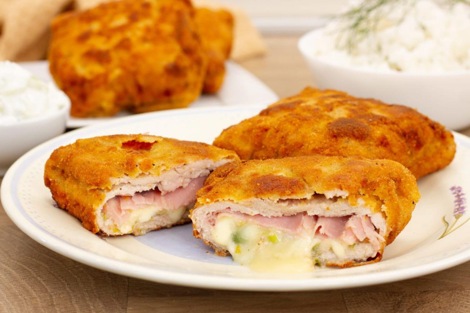 Kotlet schabowy nadziewany szynką, serem i porem
