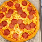 Pizza orkiszowa z salami...