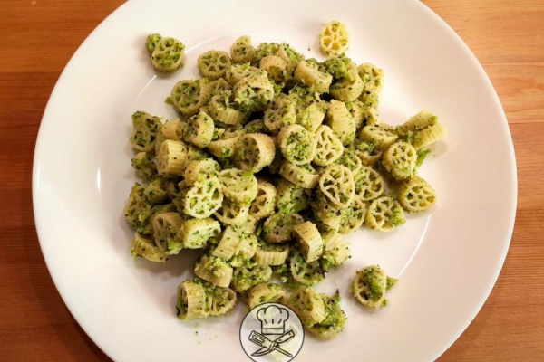 Makaron z brokułami – przepis na pyszne danie we włoskim stylu