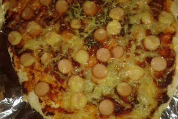 Pizza z parówkami i serem