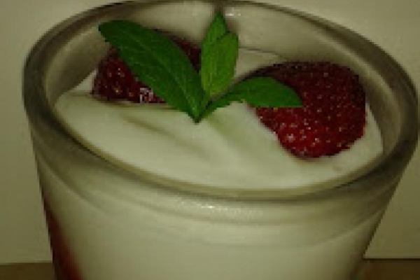 Jogurtowy krem z musem truskawkowym