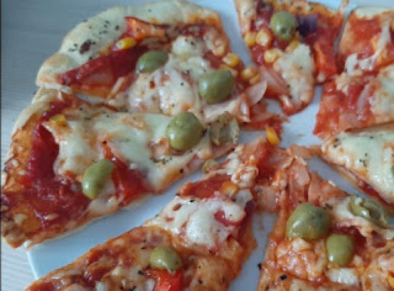 Pizza z domowym sosem i ziołami