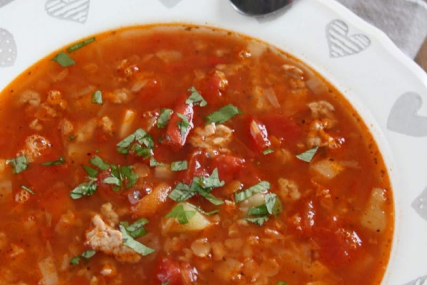 Zupa pomidorowa z mięsem mielonym i czerwoną soczewicą