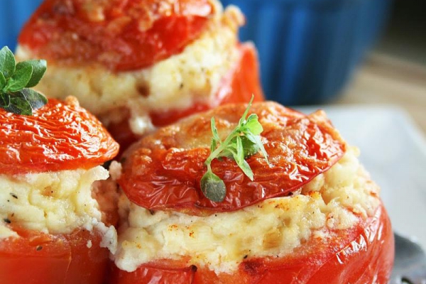 Pieczone pomidory faszerowane ziemniakami i ricottą