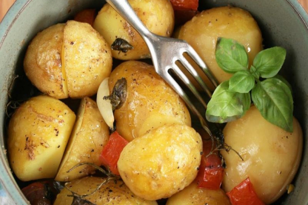 Młode ziemniaki pieczone z pomidorem i ziołami