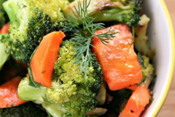 Warzywa z patelni: marchewka z brokułem i rukolą