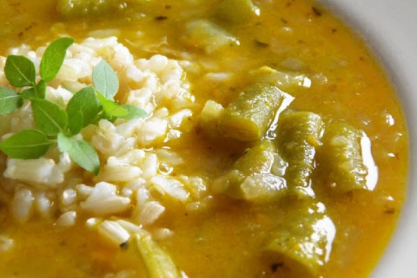 Złota zupa (z cebulą, soczewicą, brązowym ryżem i fasolką szparagową)