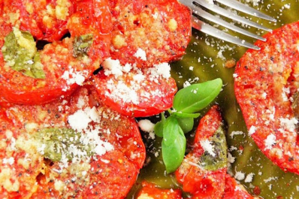 Pieczone pomidory z ziołami i parmezanem