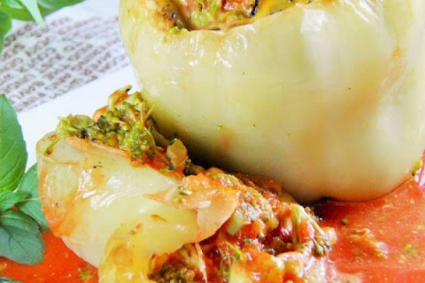 Papryka nadziewana serem, brokułem i sosem pomidorowym