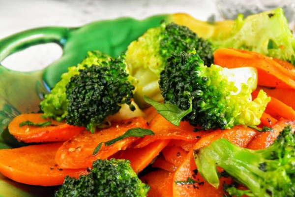 Warzywa: marchewka z brokułem