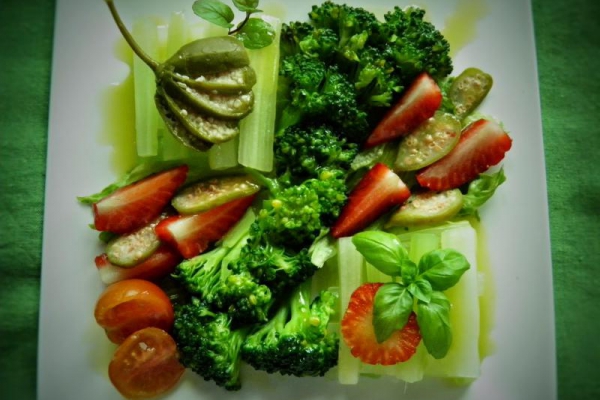 Sałatka z selera naciowego, brokuła i truskawek