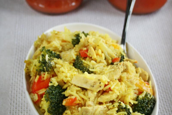 Jednogarnkowy ryż z kurczakiem i warzywami