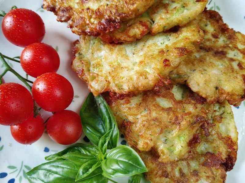 Placki z cukinii z mozzarellą