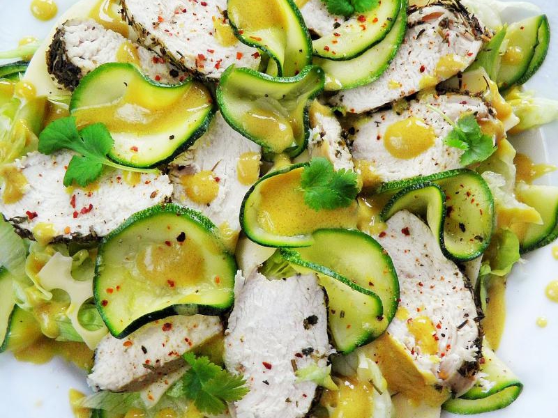 Sałatka z pieczonym kurczakiem i marynowaną cukinią