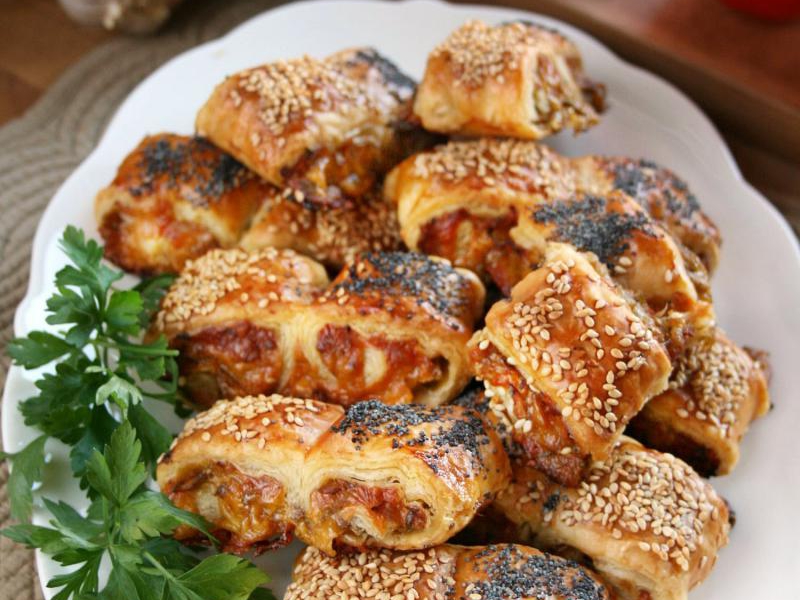 Paszteciki z ciasta francuskiego z pieczarkami i serem