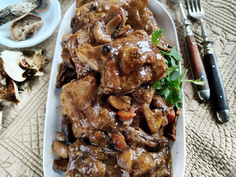 Żeberka duszone z grzybami