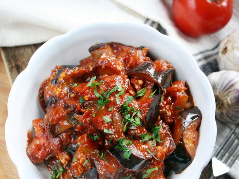 Bakłażany z czosnkiem i pomidorami