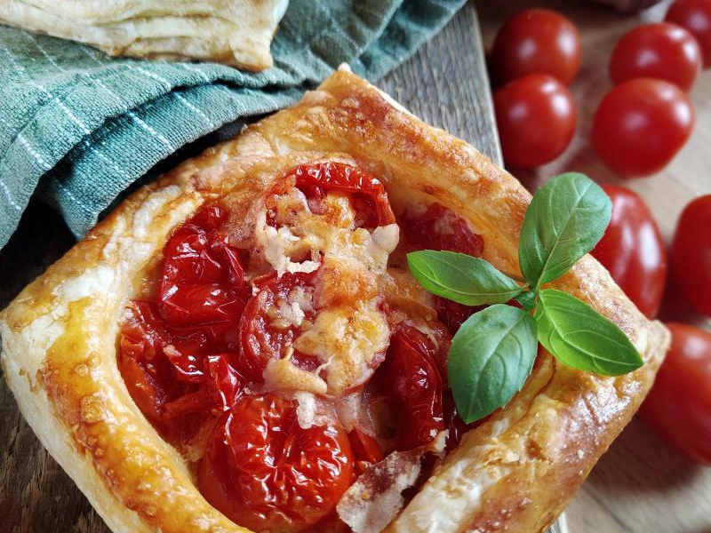 Przekąska z ciasta francuskiego z pomidorkami i czosnkiem