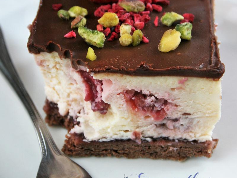 Kremowy sernik z malinami i polewą czekoladową