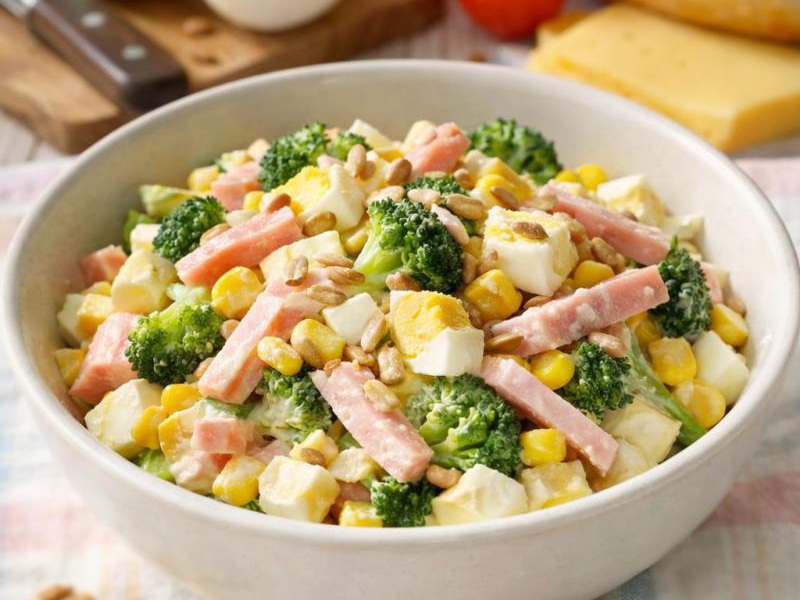 Sałatka z jajkiem, szynką i brokułem