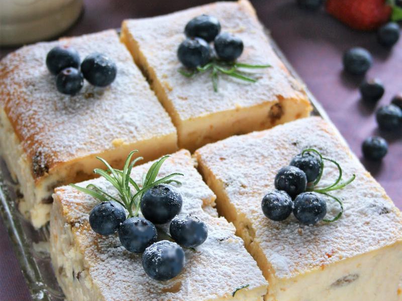 Sernik wiedeński z rodzynkami