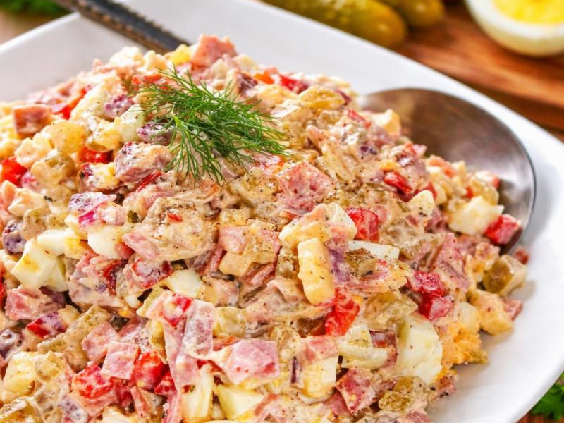 Sałatka z szynką i jajkiem